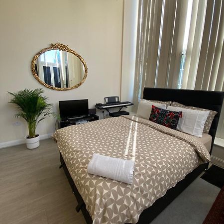 Spacious King Room With Private Entrance - Near Emirates And Camden And King'S Cross - 5 Min To Tube Finchley Eksteriør bilde